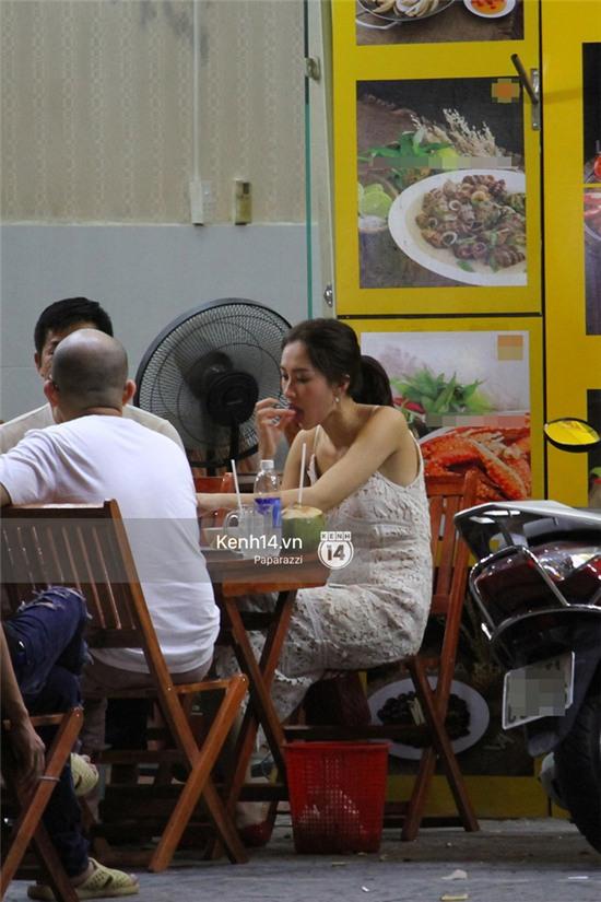 Hoa hậu Thu Thảo diện váy trắng, thoải mái ngồi ăn ốc trên lề đường - Ảnh 5.