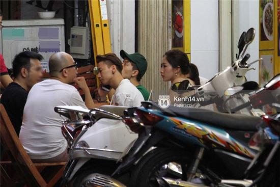 Hoa hậu Thu Thảo diện váy trắng, thoải mái ngồi ăn ốc trên lề đường - Ảnh 6.