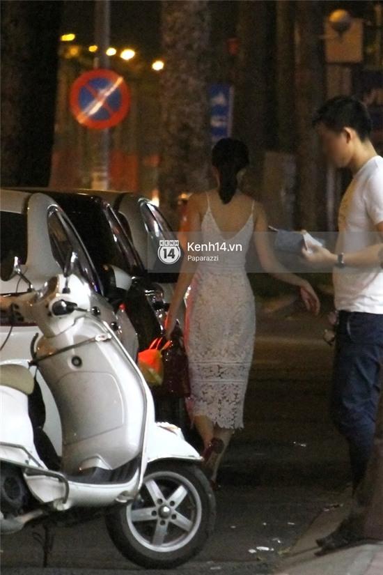 Hoa hậu Thu Thảo diện váy trắng, thoải mái ngồi ăn ốc trên lề đường - Ảnh 8.