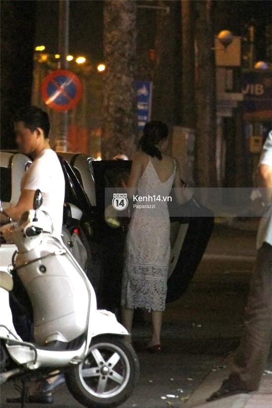 Hoa hậu Thu Thảo diện váy trắng, thoải mái ngồi ăn ốc trên lề đường - Ảnh 9.