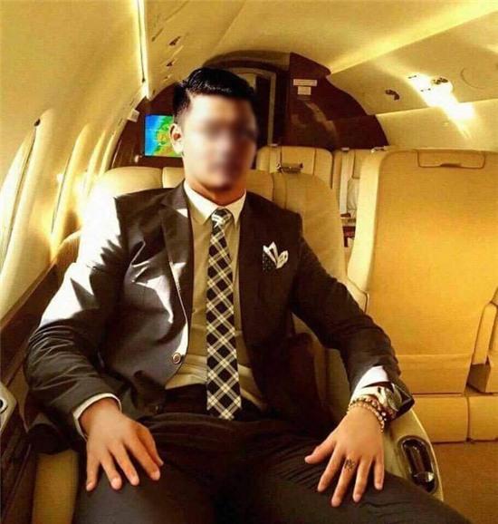 Chàng trai Việt sống ảo nhất năm: Ghép mặt vào ảnh Ronaldo, tự nhận mình là chủ nhân phi cơ riêng 19 triệu Euro - Ảnh 1.