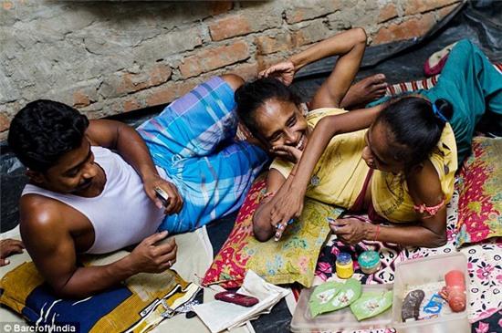 Hai chị em sinh đôi dính liền 47 tuổi tìm thấy tình yêu đích thực bên phi công trẻ - Ảnh 3.