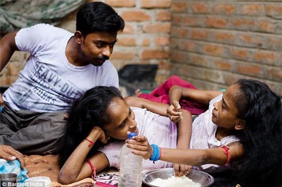 Hai chị em sinh đôi dính liền 47 tuổi tìm thấy tình yêu đích thực bên phi công trẻ - Ảnh 5.