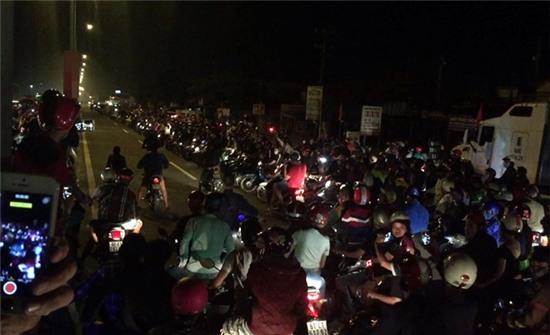 CSGT cai nguoi vao nhom 'quai xe' de ghi hinh phat nguoi hinh anh 1