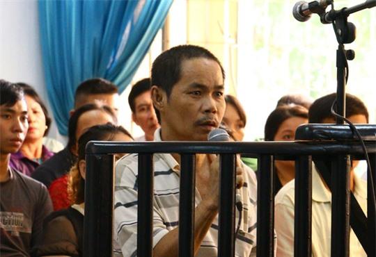 Dù liệt nửa người nhưng Phương vẫn cố đánh chết bố vợ đang chăm sóc mình