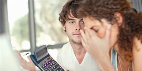 vợ chồng, hôn nhân, tay hòm chìa khóa, vợ giữ tiền,