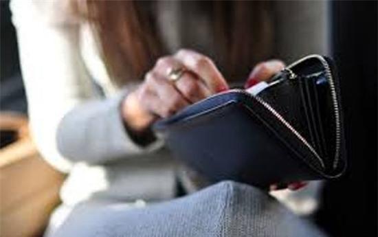 vợ chồng, hôn nhân, tay hòm chìa khóa, vợ giữ tiền,