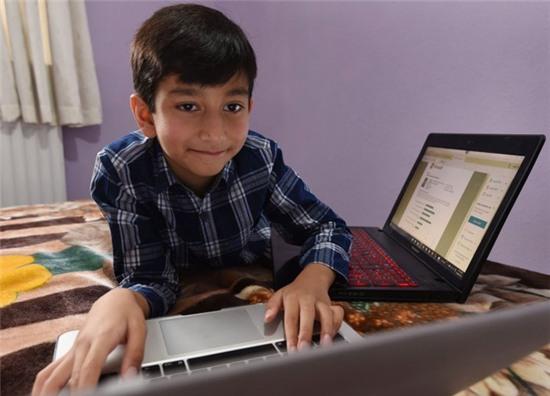 Gặp gỡ thần đồng nhí xinh trai mới 6 tuổi đã trở thành chuyên gia lập trình của Microsoft - Ảnh 1.