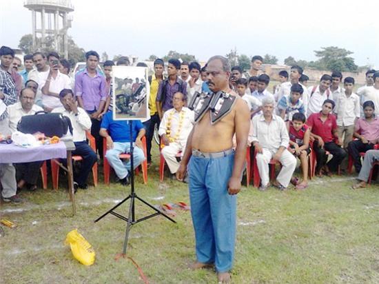 Ông Raikar có thể dùng ngực hút hai chiếc bàn là có tổng trọng lượng hơn 10kg