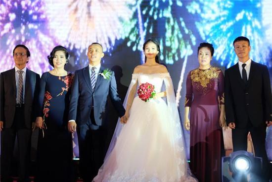 Khánh Thi một mình đến chúc mừng đám cưới tình cũ Chí Anh - Ảnh 16.