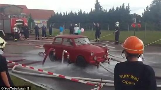 video: dung voi nuoc phun cho o to bay len cao hinh anh 1