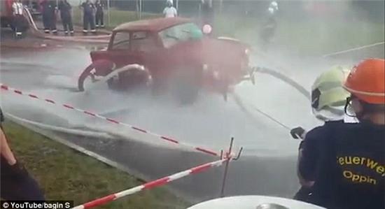 video: dung voi nuoc phun cho o to bay len cao hinh anh 2