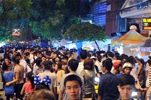 Hình ảnh Đêm Trung thu biến thành vũ hội hóa trang số 2