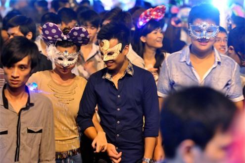 Hình ảnh Đêm Trung thu biến thành vũ hội hóa trang số 3