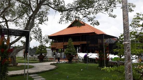 nhà thờ tổ, hoài linh, nhà thờ tổ hoài linh, danh hài Hoài Linh, nhà thờ tổ nghiệp, nghệ sĩ hoài linh