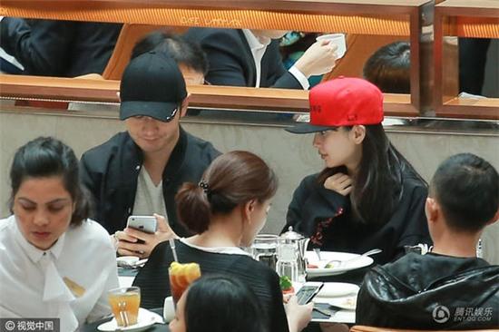 angelababy-bi-don-co-thai-dua-bo-me-chong-di-an-mung-1