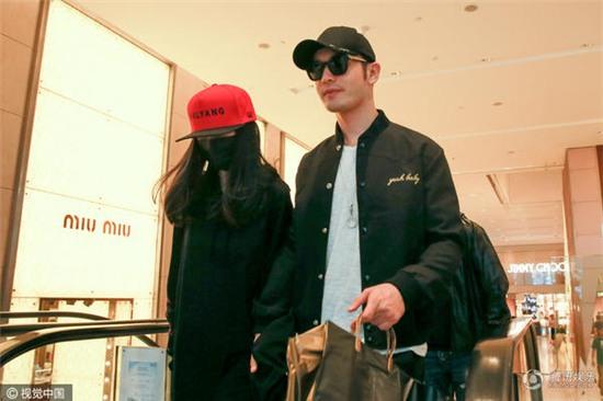 angelababy-bi-don-co-thai-dua-bo-me-chong-di-an-mung-3