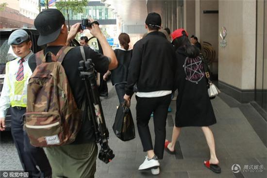 angelababy-bi-don-co-thai-dua-bo-me-chong-di-an-mung-4