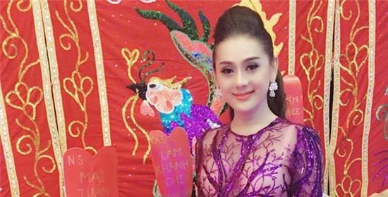 Lâm Chi Khanh bị phê phán vì mặc hở hang đi cúng Tổ