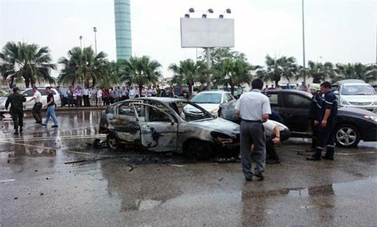 Lực lượng chức năng tiến hành khám nghiệm, điều tra tại hiện trường cháy ô tô ngày 27-5-2014 - Ảnh: Otofun