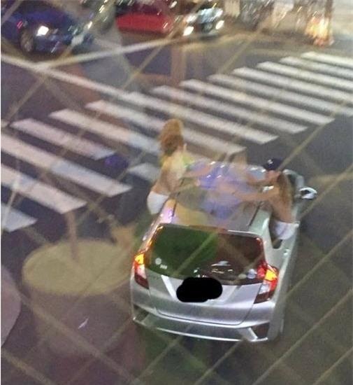 3 thiếu nữ khỏa thân nhảy tưng bừng trên ô tô giữa phố - Ảnh 3.