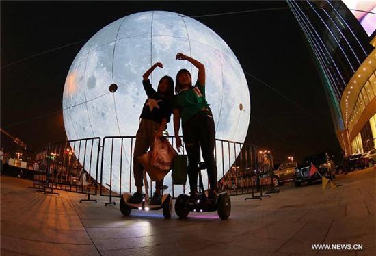 Người dân Trung Quốc hoảng sợ vì mặt trăng khổng lồ bị siêu bão thổi bay trên đường phố - Ảnh 4.