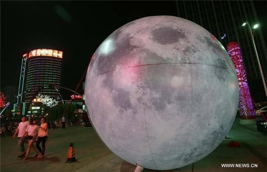 Người dân Trung Quốc hoảng sợ vì mặt trăng khổng lồ bị siêu bão thổi bay trên đường phố - Ảnh 3.