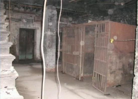 Buồng giam nơi phát hiện bộ hài cốt bí ẩn, nhiều khả năng thuộc về một người vô gia cư, người đã vô tình tự giam chính mình và tử vong do không thể thoát ra ngoài