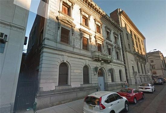 Bên ngoài tòa nhà bị bỏ hoang từng thuộc về sở cảnh sát thành phố Paterson, bên trong vẫn còn những buồng giam dùng để giam giữ tội phạm