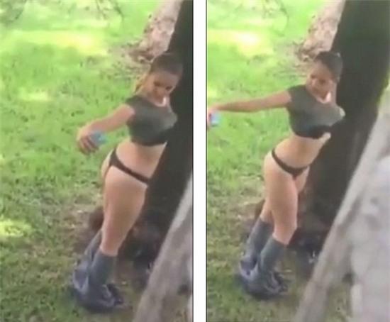 Cô gái trẻ hồn nhiên chụp ảnh 'tự sướng' trong công viên