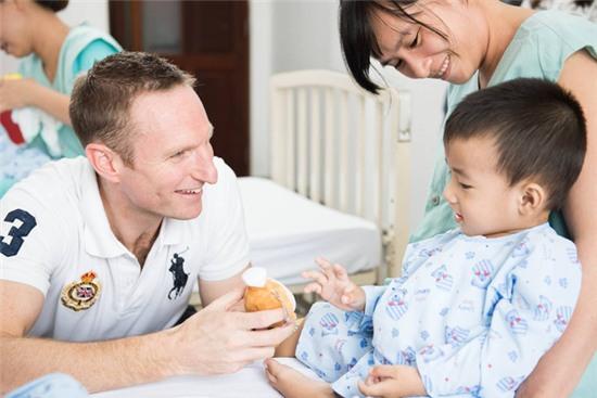 Chàng trai Úc đạp xe xuyên Việt, mang về 72.000 USD cứu 55 em bé bị bệnh tim bẩm sinh - Ảnh 3.