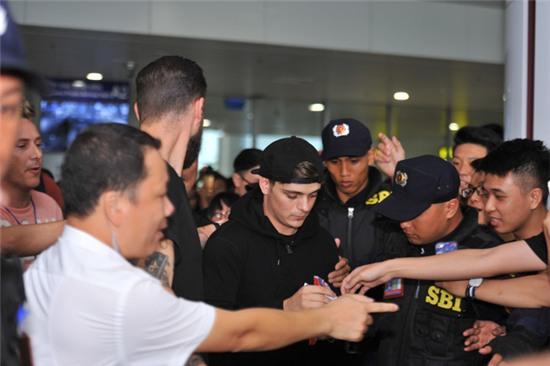 Martin Garrix đã có mặt tại sân bay Nội Bài, thân thiện ký tặng fan - Ảnh 2.