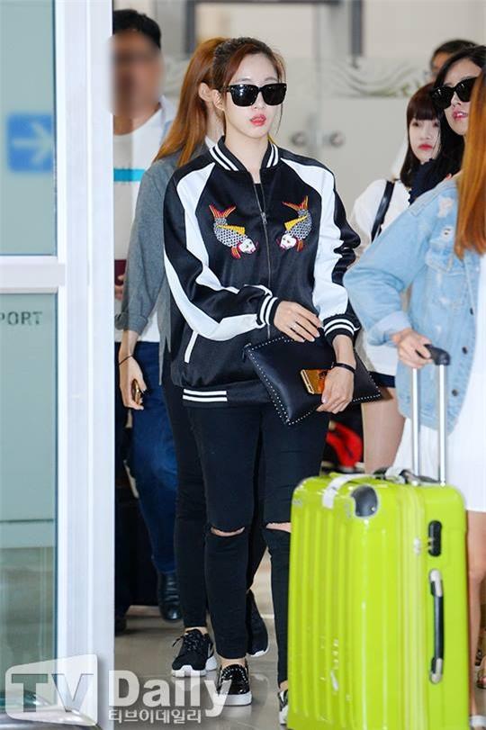 Giữa cả đống đồ hiệu, Eunjung đã chọn diện chiếc jacket thêu hình cá chép Đông Hồ đến từ Việt Nam - Ảnh 2.