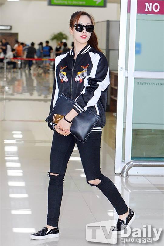 Giữa cả đống đồ hiệu, Eunjung đã chọn diện chiếc jacket thêu hình cá chép Đông Hồ đến từ Việt Nam - Ảnh 3.
