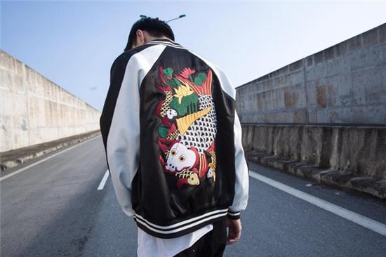 Giữa cả đống đồ hiệu, Eunjung đã chọn diện chiếc jacket thêu hình cá chép Đông Hồ đến từ Việt Nam - Ảnh 8.