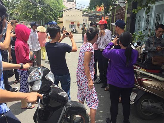 Hi�nh a�nh: Hoài Linh bị đám đông chạy theo xin chụp ảnh trong đám tang Minh Thuận s�� 6