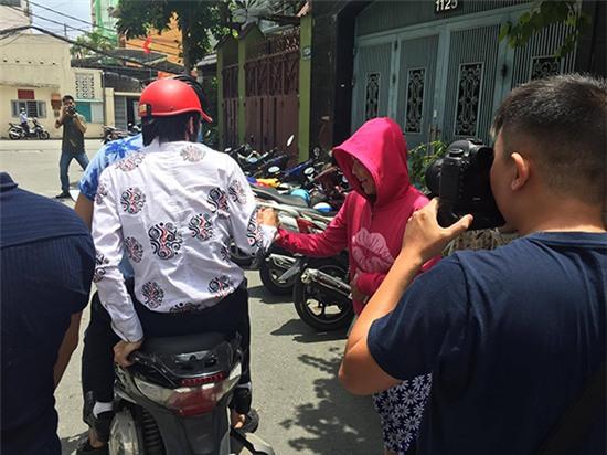 Hi�nh a�nh: Hoài Linh bị đám đông chạy theo xin chụp ảnh trong đám tang Minh Thuận s�� 8