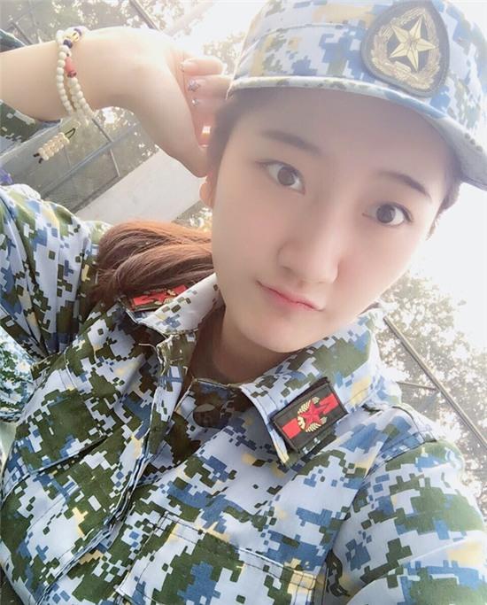 Chùm ảnh: Những nữ thần xinh đẹp bậc nhất trong mùa học quân sự ở Trung Quốc - Ảnh 8.