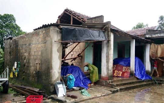 Cơn lốc xoáy đã khiến hàng chục căn nhà ở xã Lộc Ninh bị tốc mái, hư hỏng.