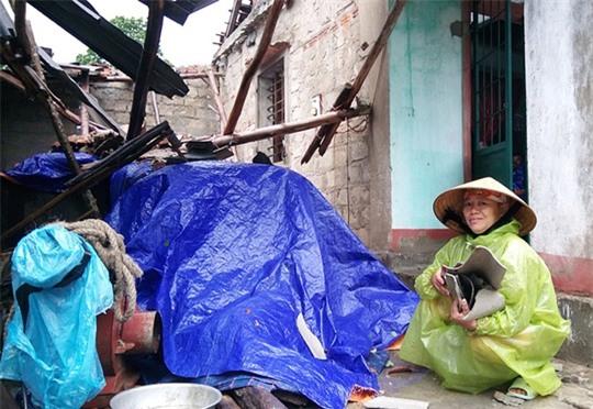  Bà Nguyễn Thị Hới (53 tuổi, ở thôn 12, xã Lộc Ninh) bủn rủn chân tay dọn dẹp lại đống đổ nát. 