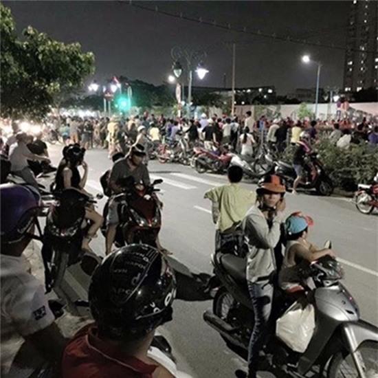 Người dân hiếu kỳ kéo nhau đến kênh Tân Hóa xem thanh niên sống ảo&nbsp;tự thiêu. Ảnh: internet