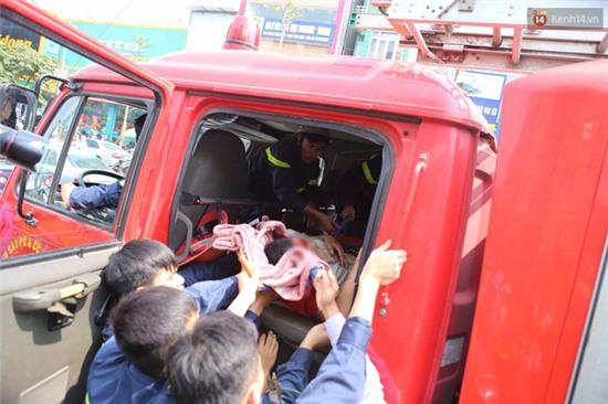 Cảnh sát PCCC dùng xe cứu hỏa đưa nam thanh niên gặp nạn giữa đường đi cấp cứu - Ảnh 4.