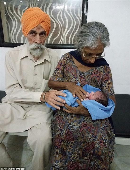 Bà Daljinder Kaur đón con đầu lòng ở tuổi 72