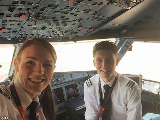 Nữ cơ trưởng trẻ nhất thế giới: Con nhà người ta một mình lái máy bay từ khi 16 tuổi! - Ảnh 1.