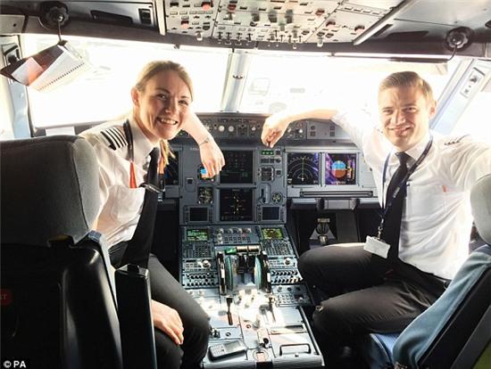 Nữ cơ trưởng trẻ nhất thế giới: Con nhà người ta một mình lái máy bay từ khi 16 tuổi! - Ảnh 4.
