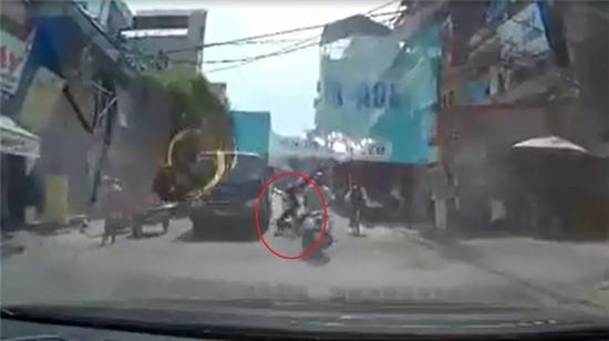 Video nữ sinh đi xe đạp điện ngã sát ô tô tải, suýt bị chèn qua người tại Hà Nội