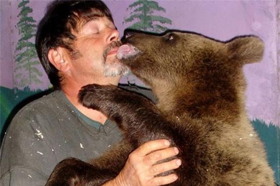 Đôi vợ chồng chung sống với gấu khổng lồ hơn 600kg dưới một mái nhà hàng chục năm qua - Ảnh 3.