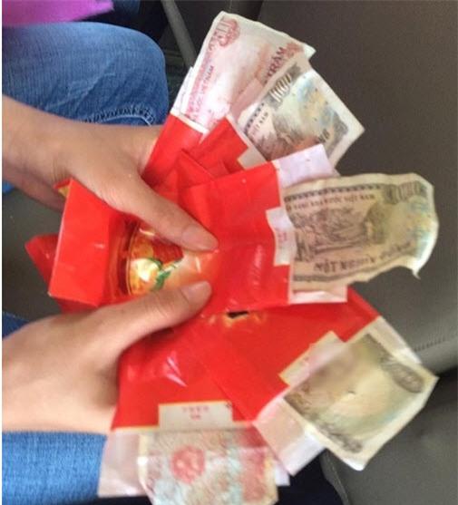 be trap cuoi nhan qua dang tien li xi 500 -1.000 dong ngay ngay mung 1 - 2