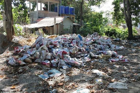Ngỡ là bỏ tiền đến chốn thiên đường của Thái Lan, cặp du khách Anh ngã ngửa vì lạc vào xứ sở rác thải - Ảnh 12.