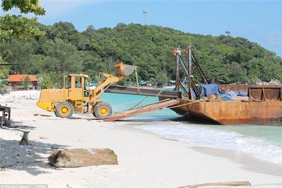 Ngỡ là bỏ tiền đến chốn thiên đường của Thái Lan, cặp du khách Anh ngã ngửa vì lạc vào xứ sở rác thải - Ảnh 4.